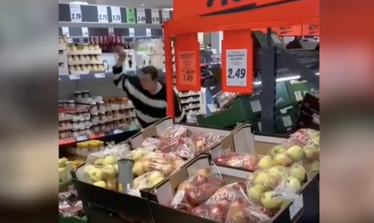 Vrouw uit frustraties in supermarkt