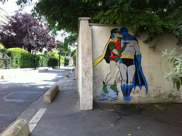 Batman-and-Robin-kissing