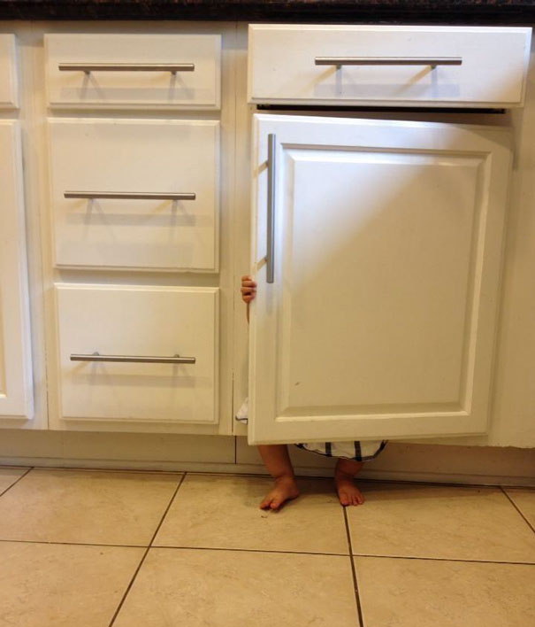 funny-kids-playing-hide-and-seek-66_605