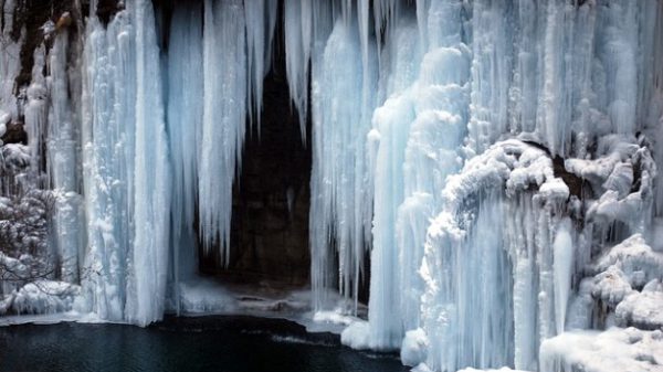 bevriezing-ijs-bevroren-ijs-waterval-natuur-koud_121-17428