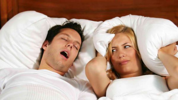 couple_in_bed_man_snoring