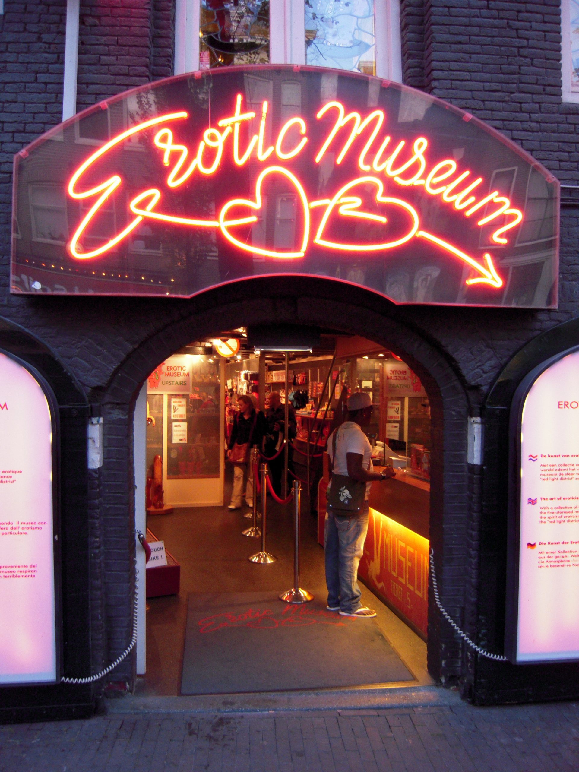 erotic_museum_in_red_lights_district_in_amsterdam_3931245180