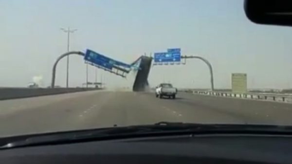 truck-crashes-into-a-highway-sign