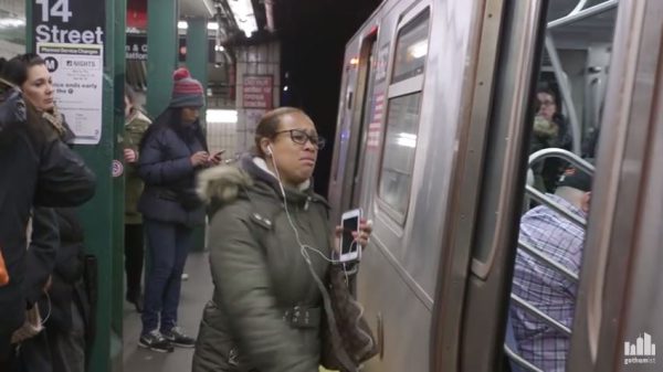 Vrouw mist metro