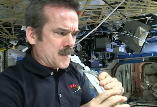 Astronaut drinkt eigen urine