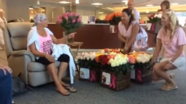 Vrouw krijgt 500 rozen