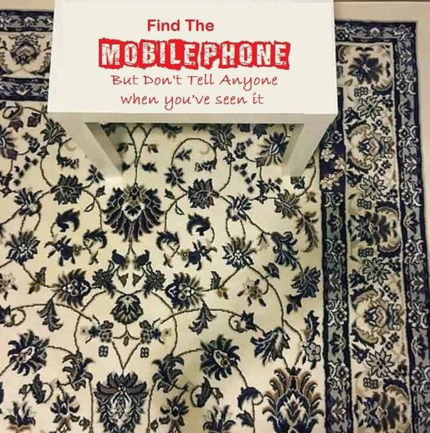 smartphone zoeken in tapijt