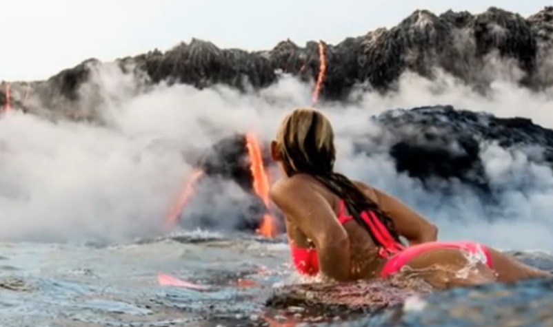 zij is de eerste ter wereld die surft bij een vulkaan