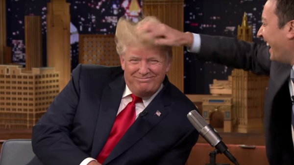 Donald Trump zijn haar wordt in de war gegooid