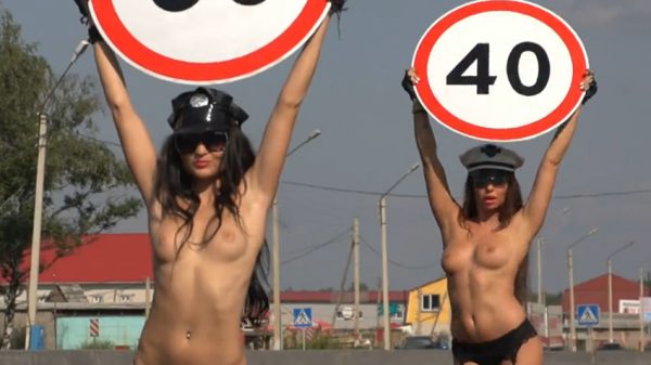 Rusland gebruikt topless vrouwen tegen hardrijders