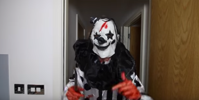 vlogger doet clown prank