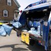Vuilniswagen neemt man mee in afvalcontainer