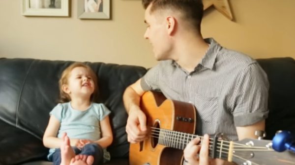 Schattig zingen dochter en vader een lied