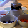 Machine sorteert de populaire snoepjes precies op kleur.