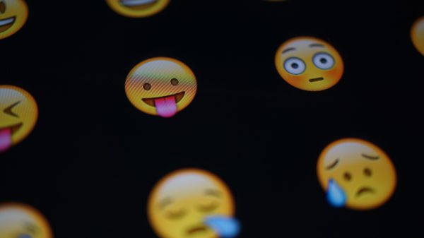 Man kan hand niet uit zijn broek houden bij Emoji-film