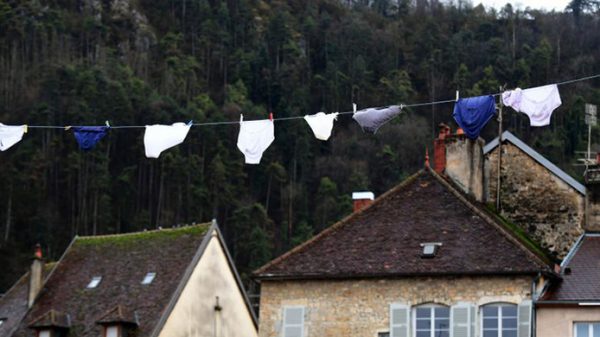 Frans dorp hangt vol met ondergoed