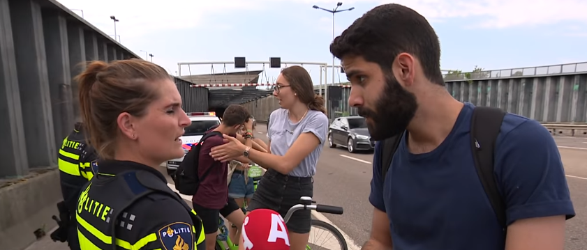 Toeristen weten niet waar ze mogen fietsen in Amsterdam