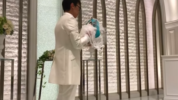 Japanse man trouwt met hologram