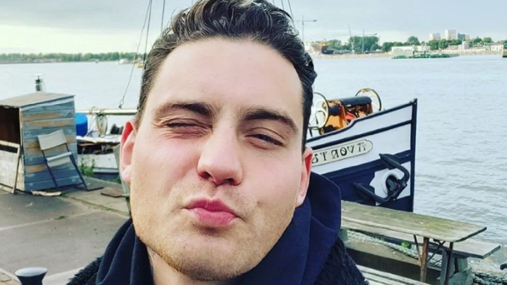 Luxe woonboot van Douwe Bob staat nu te koop voor mega-bedrag