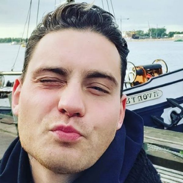 Luxe woonboot van Douwe Bob staat nu te koop voor mega-bedrag