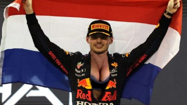 max verstappen ritst pak open