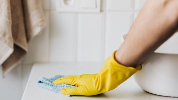 Naakte schoonmaakster die 56 euro per uur verdient, vertelt over 'engerds' die haar inhuren