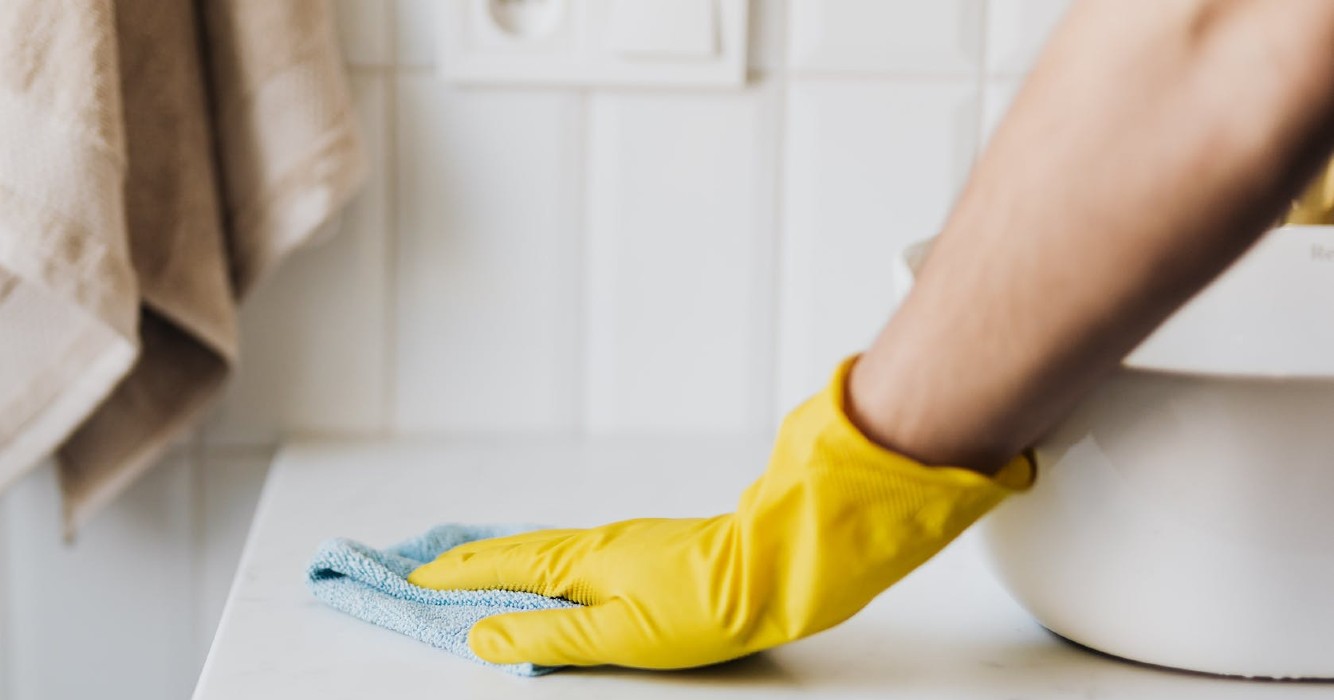 Naakte schoonmaakster die 56 euro per uur verdient, vertelt over 'engerds' die haar inhuren