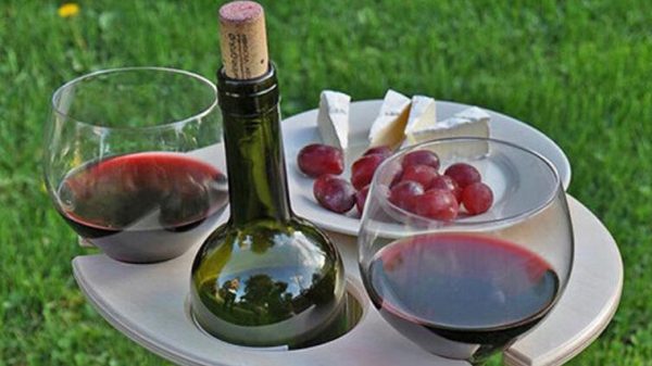 Must-have voor elke wijnliefhebber: Bol.com verkoopt geniale opvouwbare wijntafel