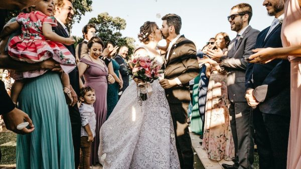 Bruidegom vraagt familieleden om bruiloft te verlaten