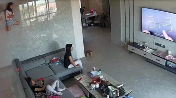 Meisje gespot terwijl ze “geplakt aan de muren” TV kijkt
