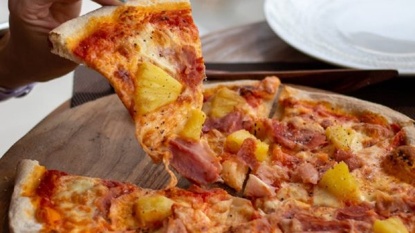 Pizzabakker is klaar met mensen die ananas op pizza bestellen en neemt maatregelen