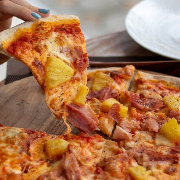 Pizzabakker is klaar met mensen die ananas op pizza bestellen en neemt maatregelen