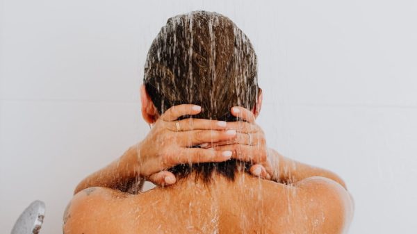 De voordelen van plassen onder de douche