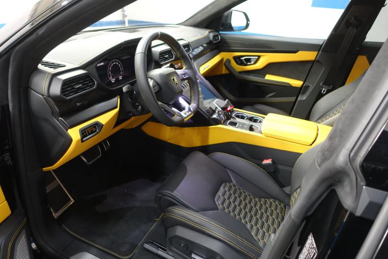 overheid verkoopt Lamborghini Urus  prikkie interieur