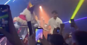 Sint gaat hard op Steve Aoki