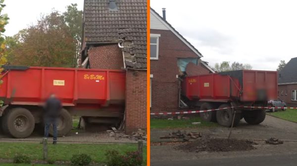 Kiepwagen ramt woning dwars binnen in Onstwedde: Heftige Beelden
