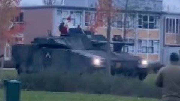 Sinterklaas laat zich niet weerhouden, arriveert in stijl met een tank