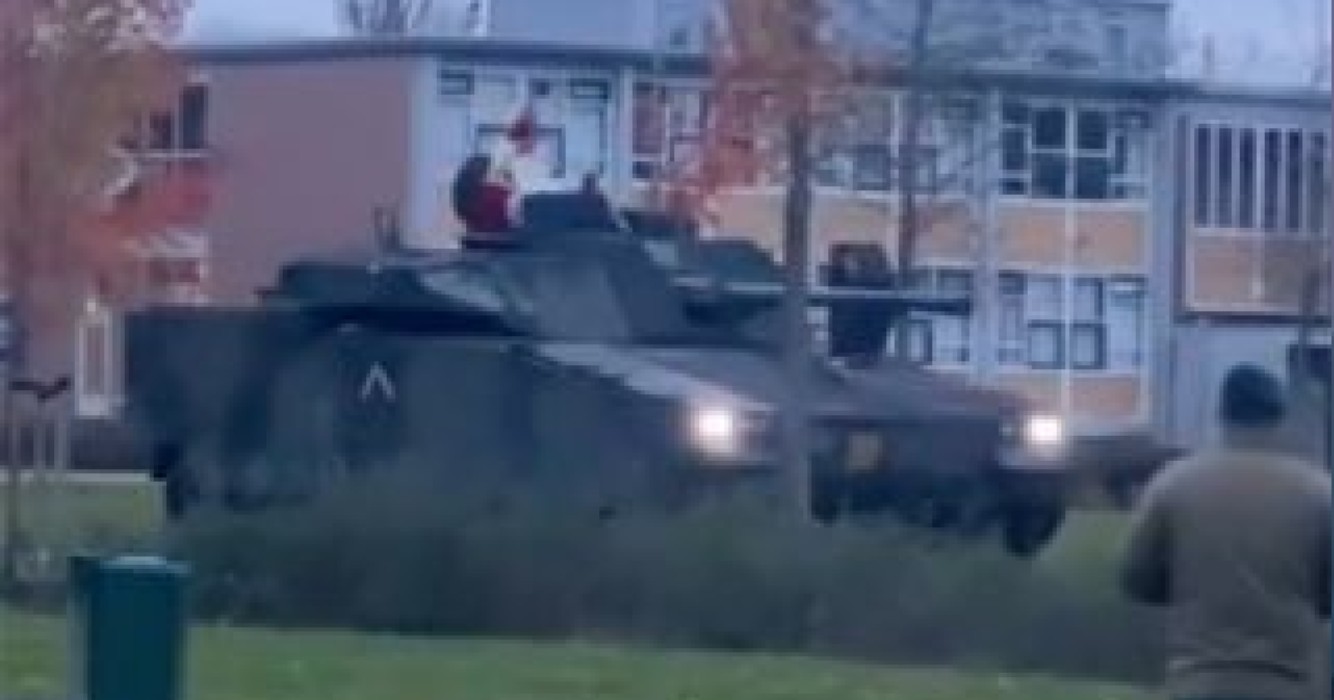 Sinterklaas laat zich niet weerhouden, arriveert in stijl met een tank