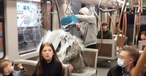 Brusselse YouTuber schokt met stunts: Passagiers besmeurd voor views