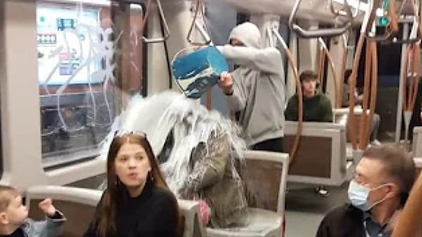 Brusselse YouTuber schokt met stunts: Passagiers besmeurd voor views