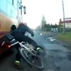 Wielrenner ongenadig van zijn sokken gereden door stadsbus