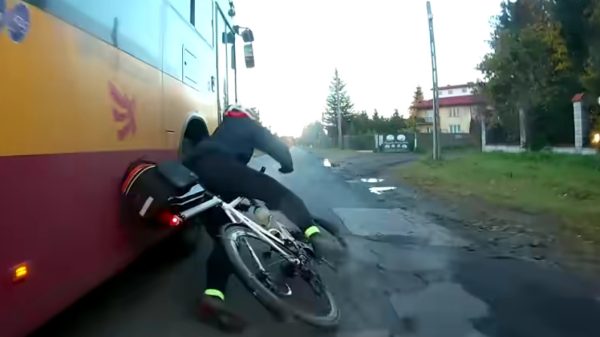 Wielrenner ongenadig van zijn sokken gereden door stadsbus