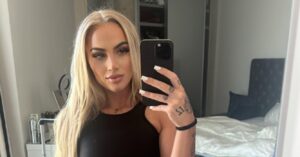 'Knapste voetbalster ter wereld' geeft ons een kijkje tijdens wellness-bad