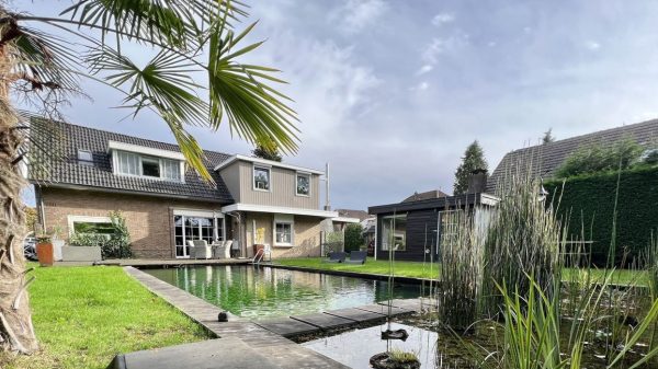 Deze über dikke villa met zwembad net over de Duitse grens koop je voor een prikkie!