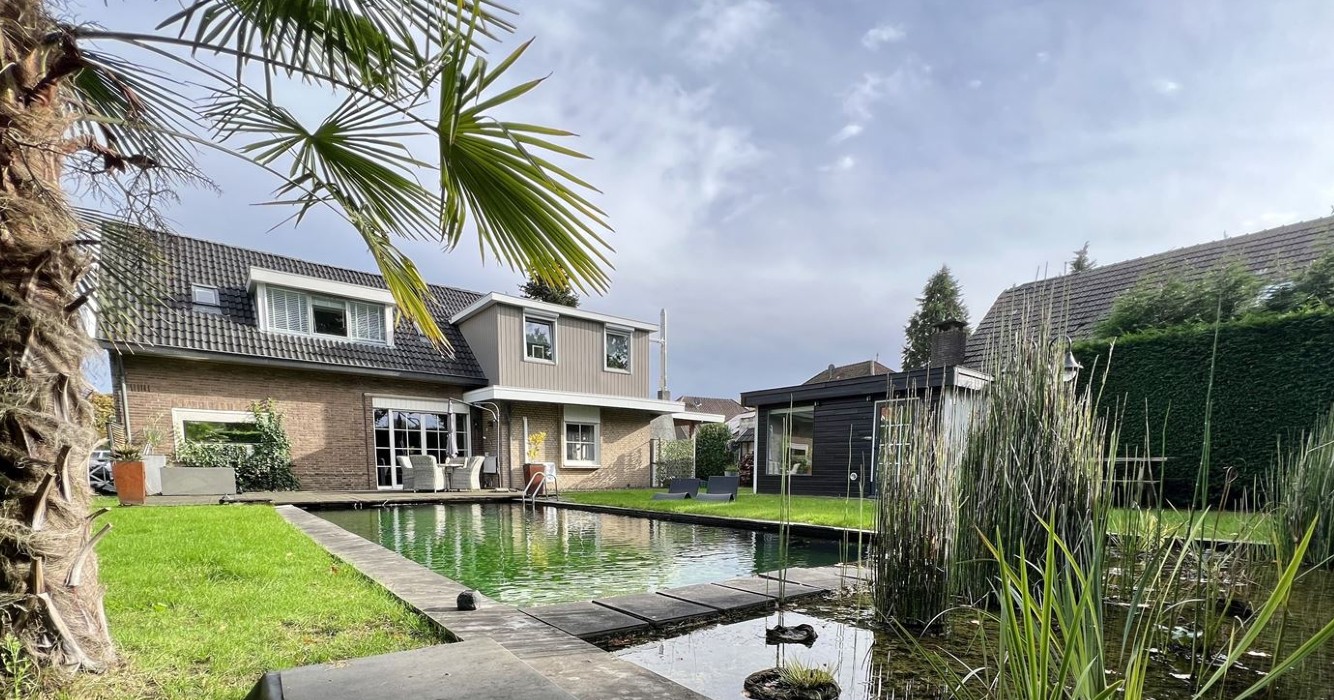 Deze über dikke villa met zwembad net over de Duitse grens koop je voor een prikkie!