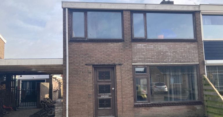 Deze opknapper met gigantische tuin staat voor een prikkie te koop op ...