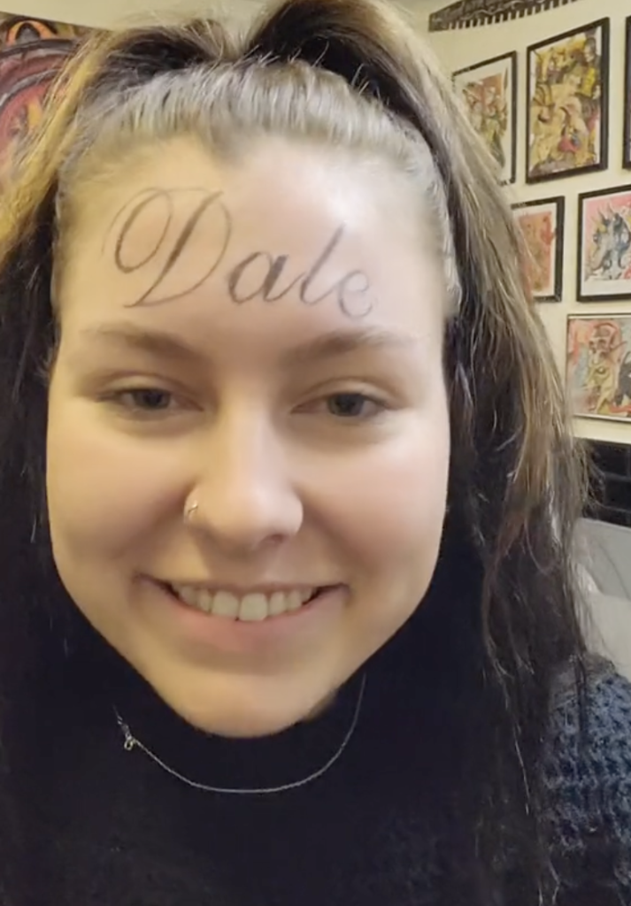 Georgia Bridges: vrouw laat vriend's naam op voorhoofd tatoeëren