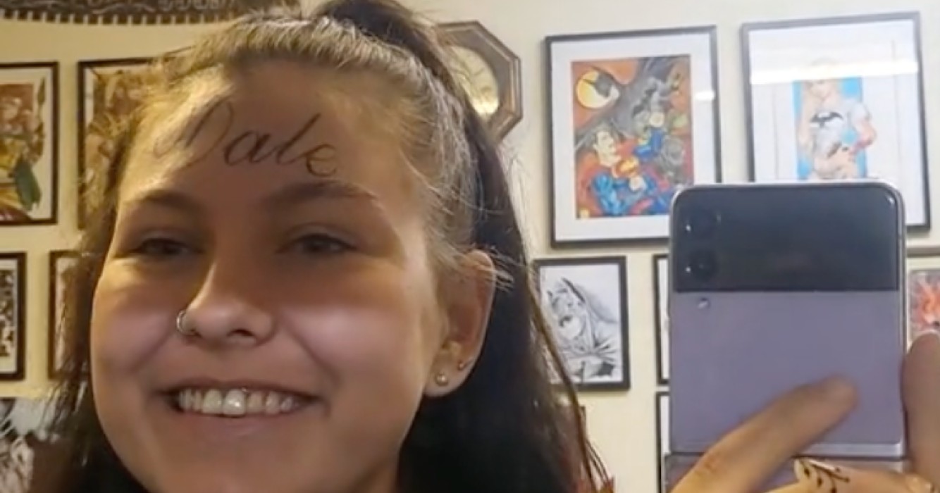 Georgia Bridges: vrouw laat vriend's naam op voorhoofd tatoeëren