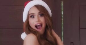 Heetste weervrouw van de wereld viert kerst met pikante topless foto