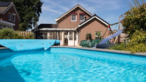 Deze vrijstaande woning met zwembad op Funda koop je voor de prijs van een rijtjeshuis